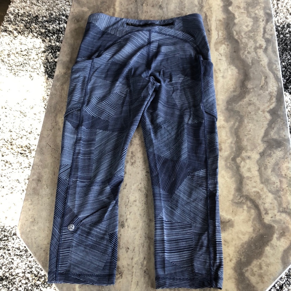 LuLu Lemon pocket capris...size 6-8 Like new!